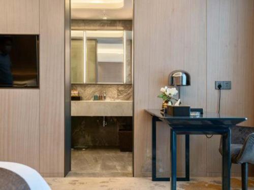 a room with a blue table and a sink at Taiyi International Hotel in Wenzhou