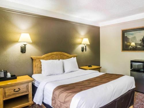 Postel nebo postele na pokoji v ubytování Quality Inn