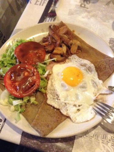 a plate of breakfast food with an egg and vegetables at Pokoj pod Milešovkou in Velemín