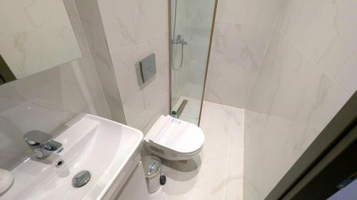 Ένα μπάνιο στο Cherry Apartment