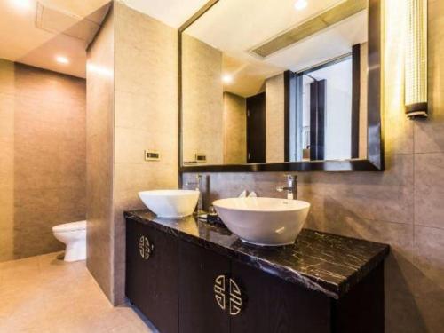 a bathroom with two sinks and a mirror at H Life Hotel Nanshan Branch in Shenzhen