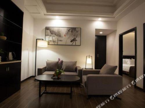 a living room with a couch and a table at H Life Hotel Nanshan Branch in Shenzhen