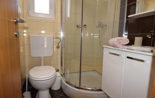 ズボヴィチにあるVilla Milena by Villas Guideのシャワー、トイレ、洗面台を備えたバスルーム