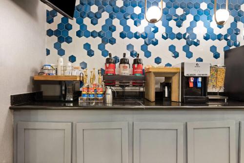 a bar in a restaurant with blue and white tiles at La Quinta by Wyndham Brookshire West Katy in Brookshire