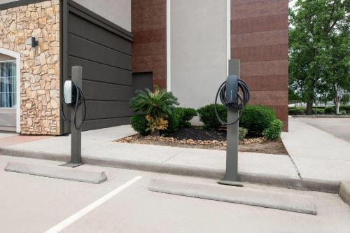two parking meters in front of a building at La Quinta by Wyndham Brookshire West Katy in Brookshire