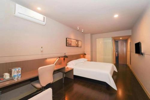 a hotel room with a bed and a desk and chairs at Jinjiang Inn Select Shanghai International Tourism and Resorts Zone Chuansha Road Subway Station in Shanghai