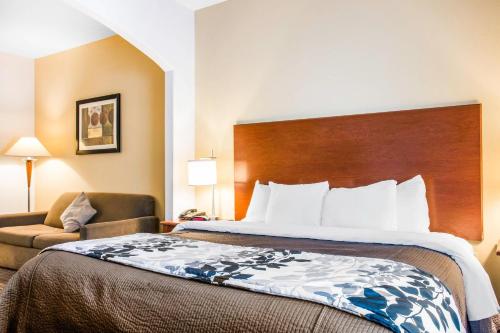 Ένα ή περισσότερα κρεβάτια σε δωμάτιο στο Sleep Inn & Suites