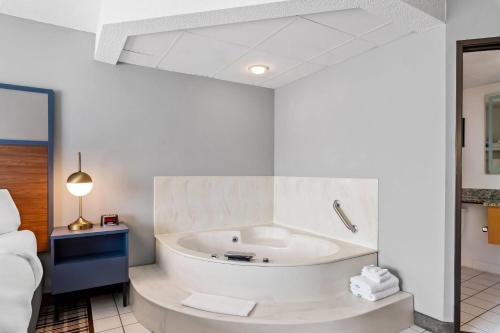 Bilik mandi di AmericInn by Wyndham Crookston U of M Crookston