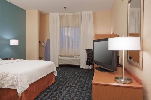AmericInn by Wyndham Minotにあるベッド