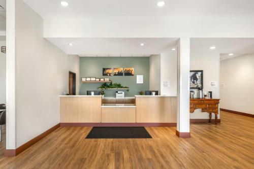 Una cocina o zona de cocina en Radisson Hotel Pendleton Airport