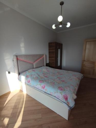 Postel nebo postele na pokoji v ubytování Two bedroom apartment Mikheil