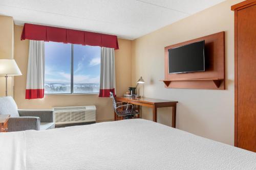 Postel nebo postele na pokoji v ubytování Radisson Hotel Detroit Metro Airport