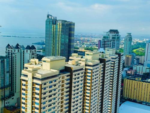 Pemandangan umum bagi Manila atau pemandangan bandar yang diambil dari apartmen