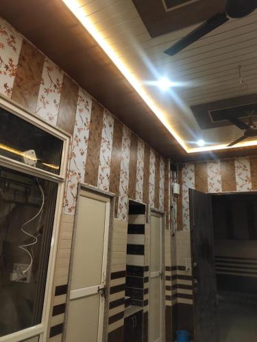 RīngasにあるLala chuuni lal seva sadanの壁紙で覆われた部屋