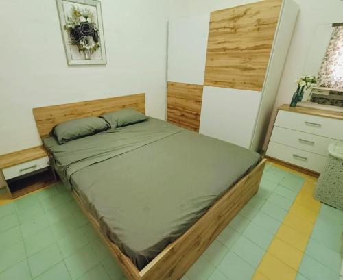 een slaapkamer met een groot bed in een kamer bij St Michael's House in Birgu