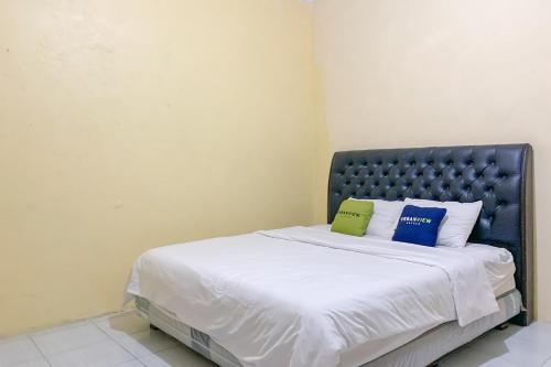 Ένα ή περισσότερα κρεβάτια σε δωμάτιο στο Urbanview Hotel Hikmah Syariah Majalengka