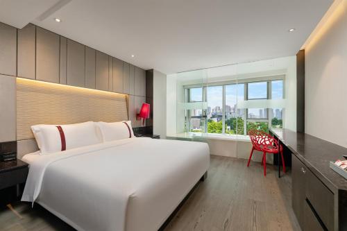 Postel nebo postele na pokoji v ubytování Rhombus Park Aura Chengdu Hotel