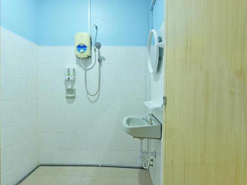 a bathroom with a shower and a sink at OYO 90672 De Paradise Turtle Hotel in Kertih