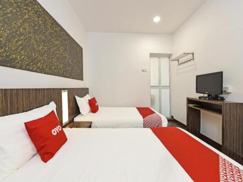 Кровать или кровати в номере Capital O 90674 4S Hotel