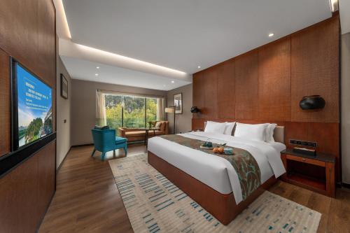 Postel nebo postele na pokoji v ubytování Jolie Vue Boutique Hotel Guilin (near Elephant Trunk Hill)