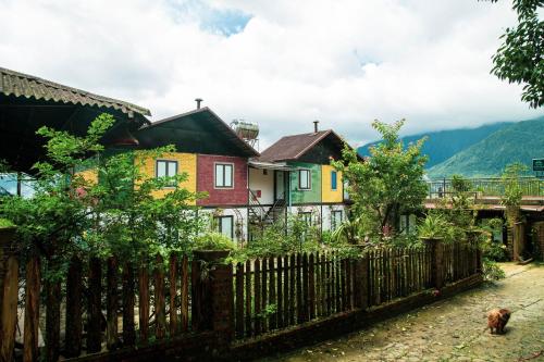 サパにあるGreen Sapa Homestayの家の前の木の柵