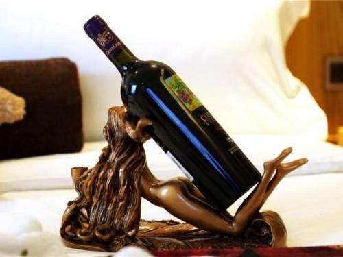 a statue of a person holding a bottle of wine at James Joyce Coffetel· Hefei Anhui Agricultural University in Hefei