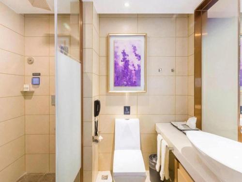 ein Badezimmer mit Waschbecken, Toilette und Dusche in der Unterkunft Lavande Hotel Guangzhou Zengchen Xintang Light Railway Station in Zhongtang