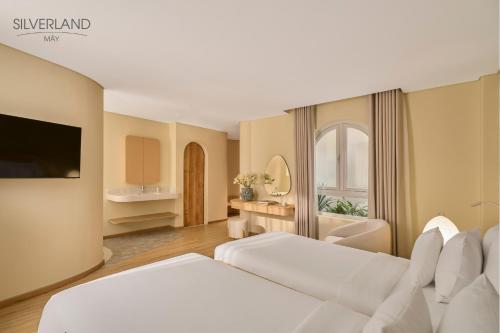 TV a/nebo společenská místnost v ubytování Silverland Mây Hotel