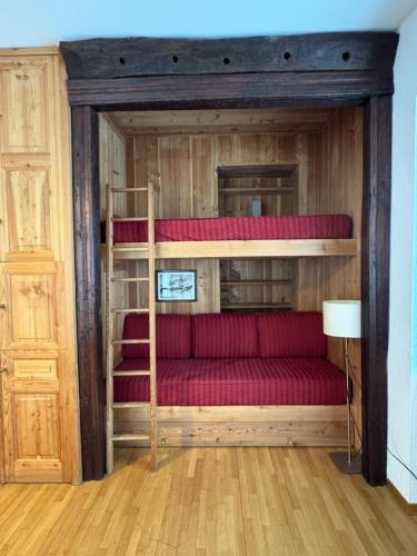 un letto a castello in una stanza con letti rossi di A-waay Il Roseto a Courmayeur