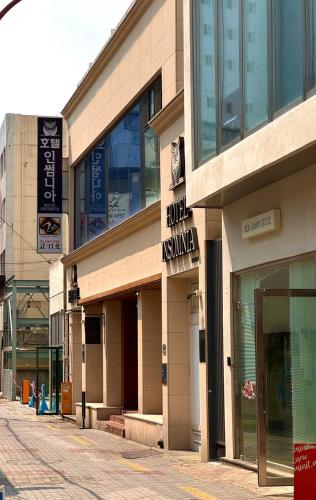 a building on the side of a street at 호텔 인썸니아 Hotel Insomnia 失眠酒店 in Daegu