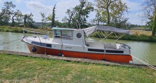 a boat is docked in the water at bateau tinkerbell in Labastide-dʼAnjou