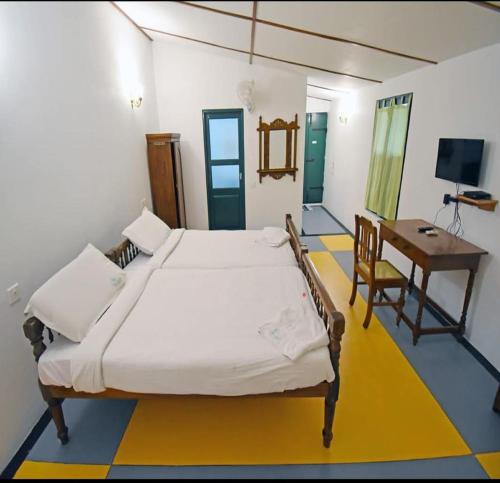 Ένα ή περισσότερα κρεβάτια σε δωμάτιο στο PondyVilla SENTOSA