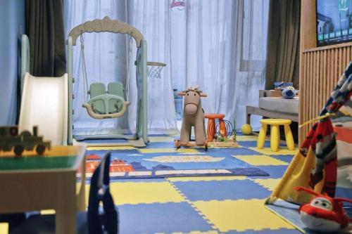 a toy room with a room with a toy horse at Hotel Dayu Kaiyuan in Shaoxing