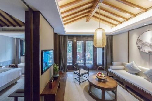 a living room with a couch and a tv at Hotel Dayu Kaiyuan in Shaoxing