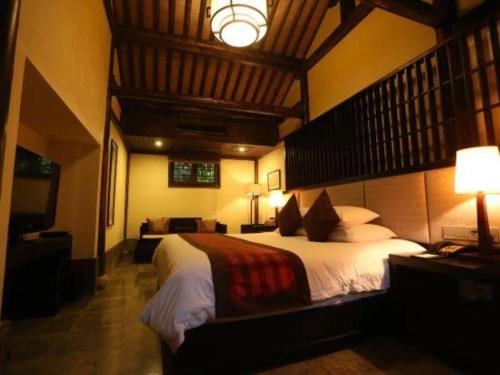 a bedroom with a large bed in a room at Hotel Dayu Kaiyuan in Shaoxing