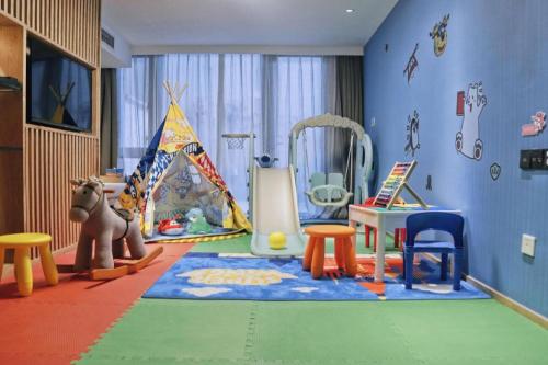 a room with many different types of play equipment at Hotel Dayu Kaiyuan in Shaoxing