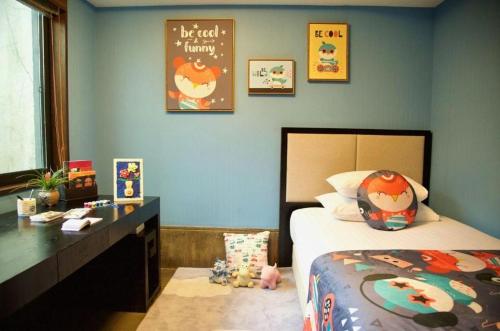 a bedroom with a desk and a bed with a bed sidx sidx sidx at Hotel Dayu Kaiyuan in Shaoxing