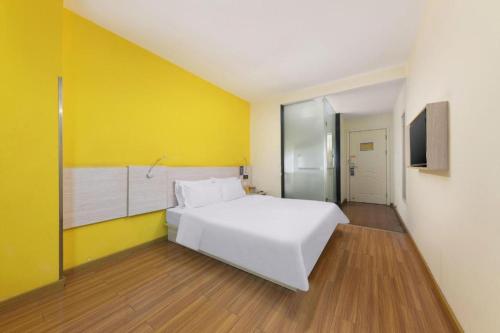 Katil atau katil-katil dalam bilik di 7 Days Inn Dongguan Changping Railway Station