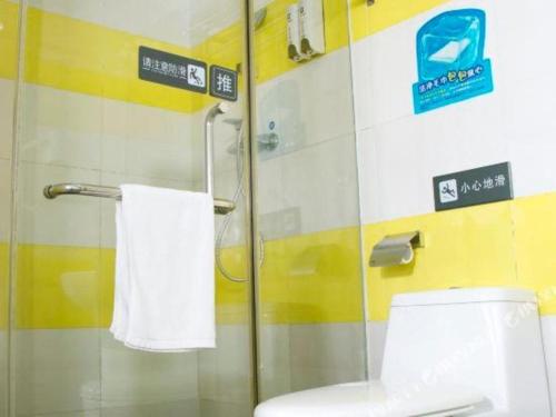 Bilik mandi di 7 Days Inn Dongguan Changping Railway Station