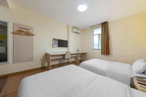 Katil atau katil-katil dalam bilik di 7 Days Inn Dongguan Changping Railway Station