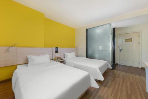 Katil atau katil-katil dalam bilik di 7 Days Inn Dongguan Changping Railway Station