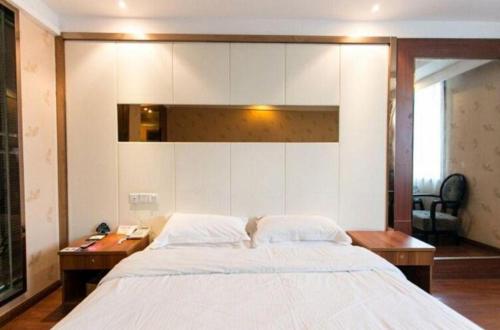 Letto o letti in una camera di GreenTree Inn Changshu South HaiYu Road Pedestrian Street Business Hotel
