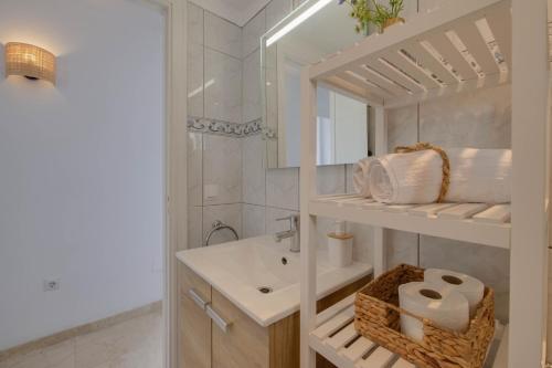 DIANA-Moderne Ferienwohnung direkt am Strand,Klima, Wifi,zentrale Lage, Supermärkte-Shops-Restaurants fussläufig