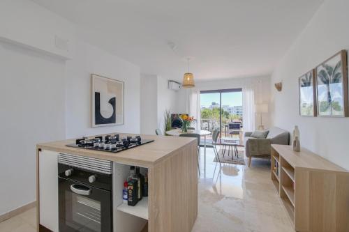 DIANA-Moderne Ferienwohnung direkt am Strand,Klima, Wifi,zentrale Lage, Supermärkte-Shops-Restaurants fussläufig
