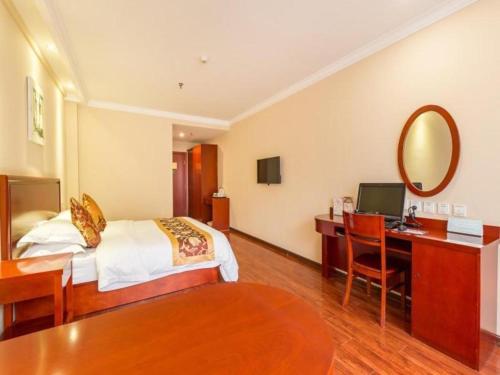 Un ou plusieurs lits dans un hébergement de l'établissement GreenTree Inn Xuzhou High Speed Railway Zhangqian Square Business Hotel