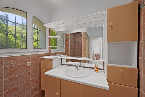 une salle de bain avec un lavabo et un miroir dans l'établissement Villa Cigales, à Roquebrune-sur Argens