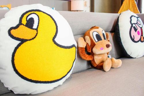 two stuffed animals are sitting on a couch at Golden Eagle Summit Hotel Kunshan in Suzhou
