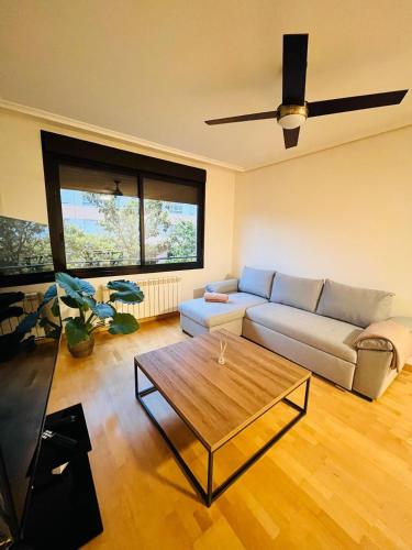 a living room with a couch and a coffee table at La Puerta de Logroño, con piscina y garaje! in Logroño