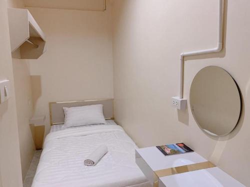 Giường trong phòng chung tại Sleepbox Hostel Suratthani