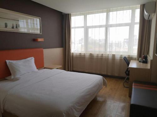 a bedroom with a bed and a large window at 7 Days Premium Yantai Zhaoyuan Leather Market in Zhaoyuan
